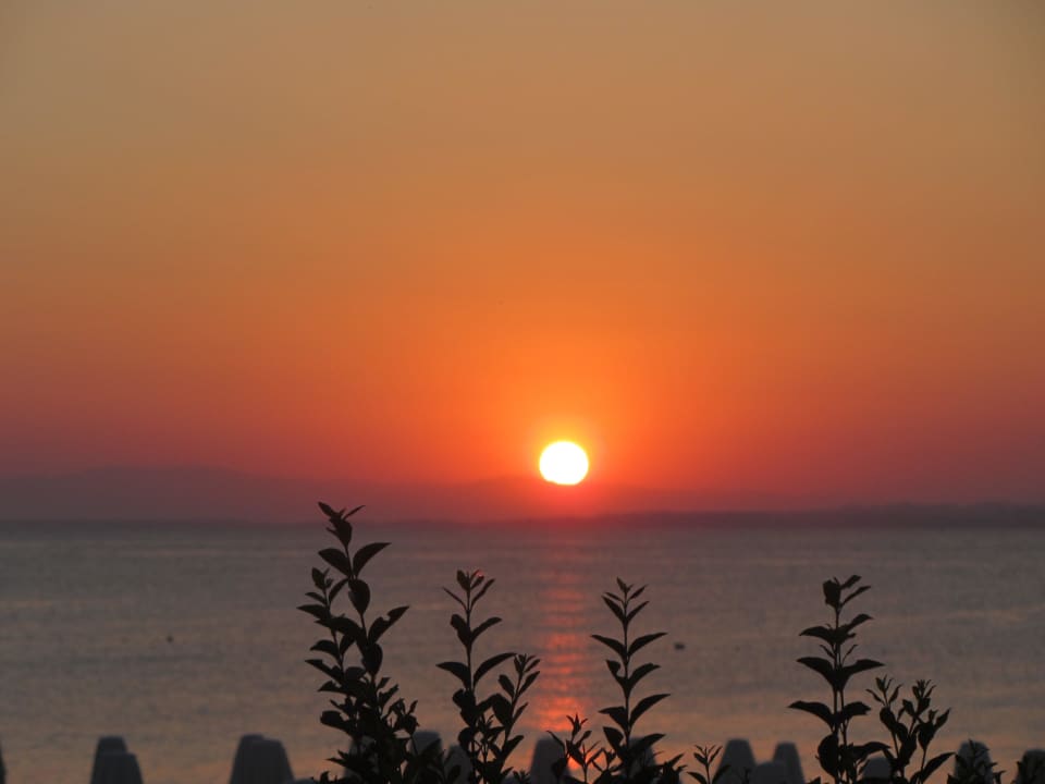 Ein schöner Sonnenuntergang vom Restaurant Can Garden Beach