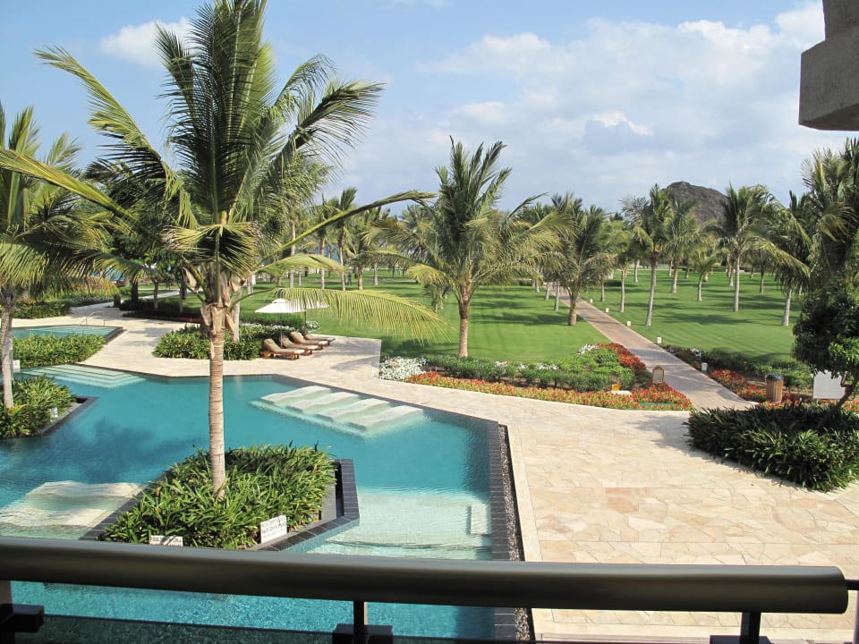 Blick vom Zimmer in den Garten Al Bustan Palace - A Ritz-Carlton Hotel