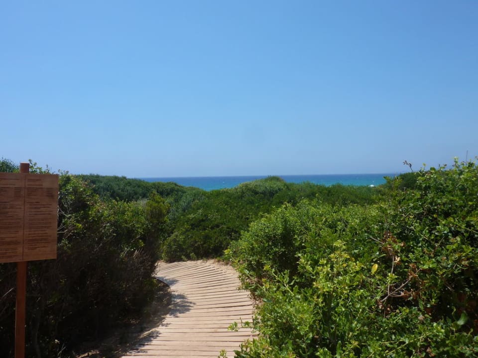 Weg über die Dünen zum Strand The Romanos, a Luxury Collection Resort, Costa Navarino