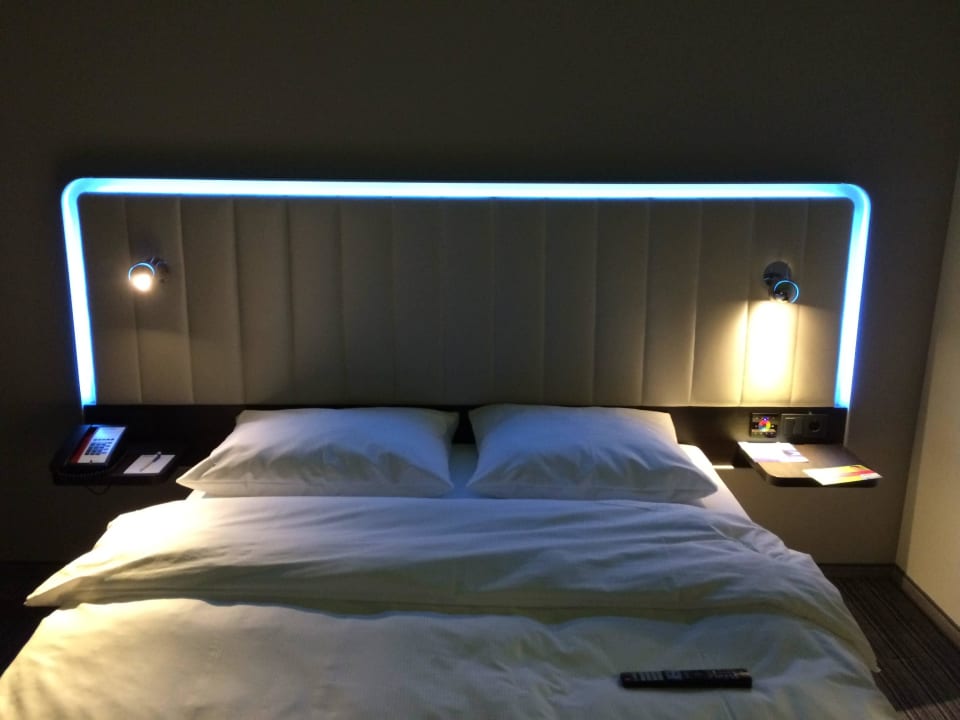 Modernes, bequemes Bett. Park Inn by Radisson Frankfurt Airport