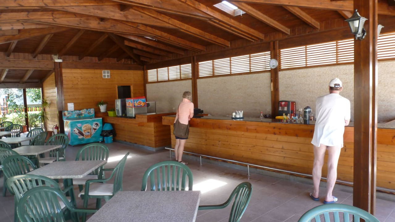 Poolbar Innenansicht Niriides Hotel
