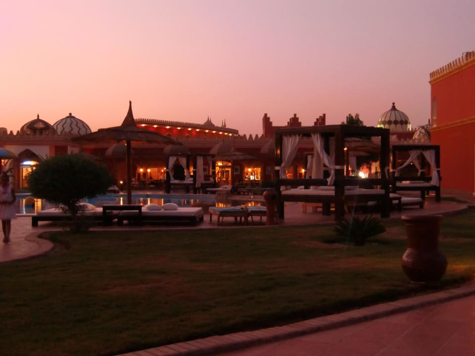 Blick auf den Kinderpool bei Sonnenuntergang Pickalbatros Alf Leila Wa Leila Resort - Neverland Hurghada