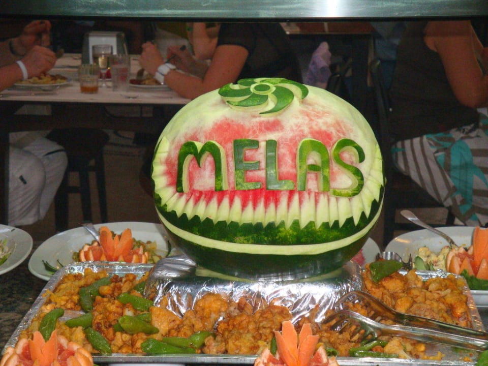 Melonenschnitzerei Melas Holiday Village