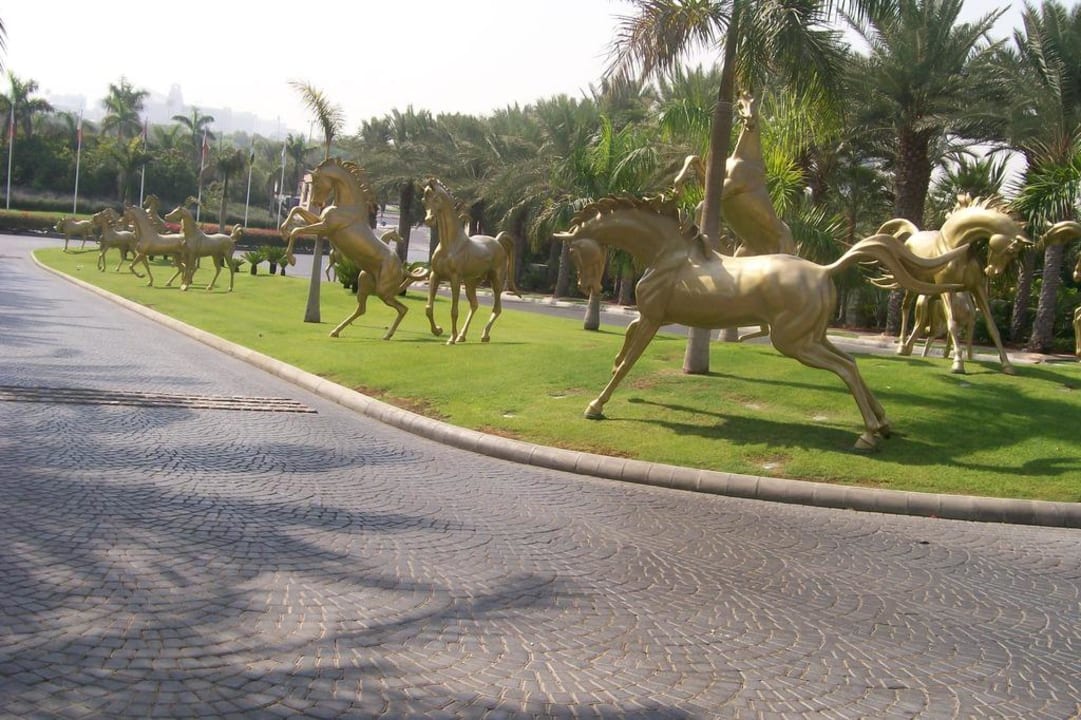 Auffahrt zum Hotel Jumeirah Al Qasr