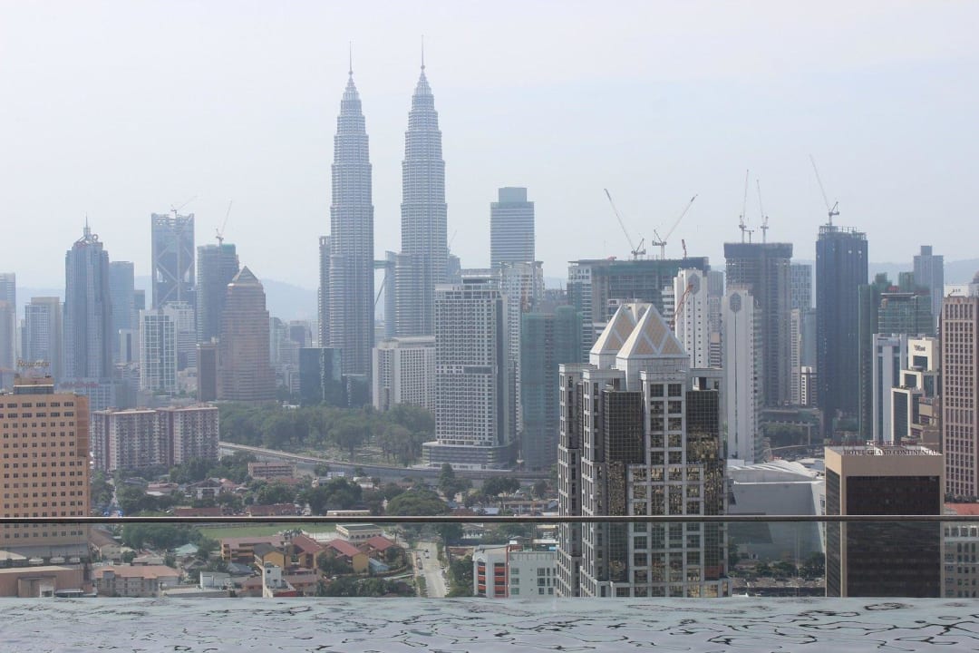 Piękny widok na Petronas Twin Towers z basenu Regalia Suites & Residences