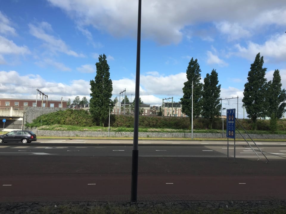 Blick vom Eingang auf die Straße Hampton by Hilton Amsterdam Centre East