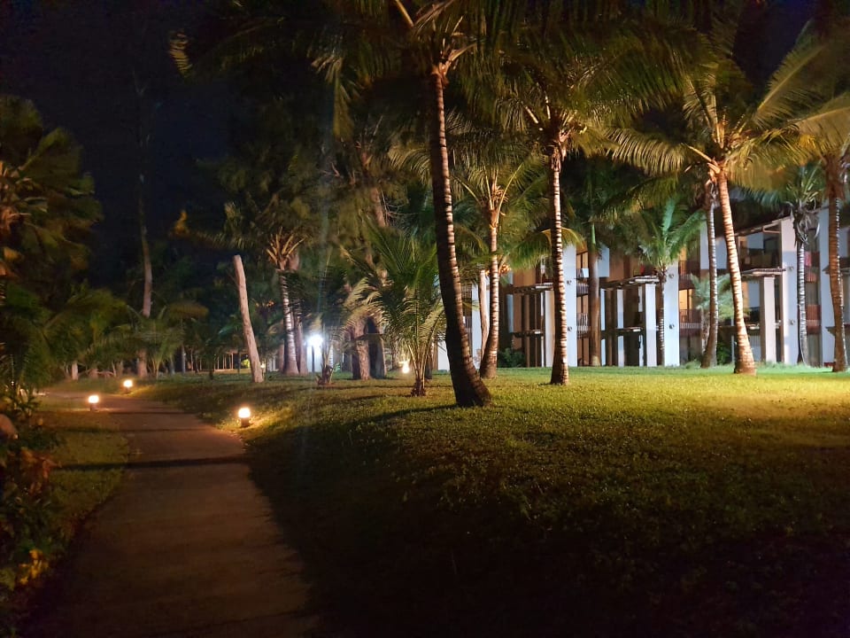 Gartenanlage Crystals Beach Resort Belle Mare, a member of Radisson Individuals