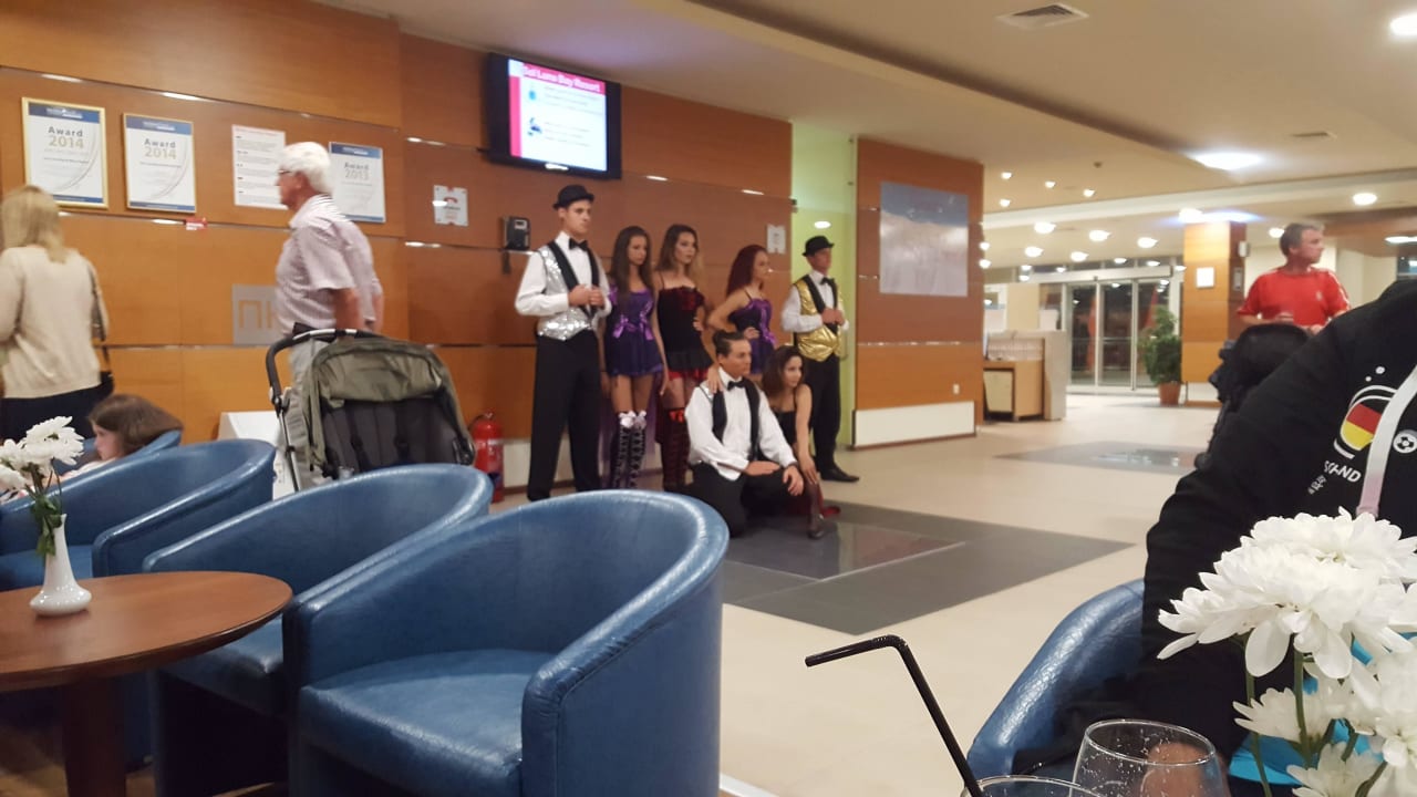 Animateure stehen zum fotografieren bereit  Sol Luna Bay