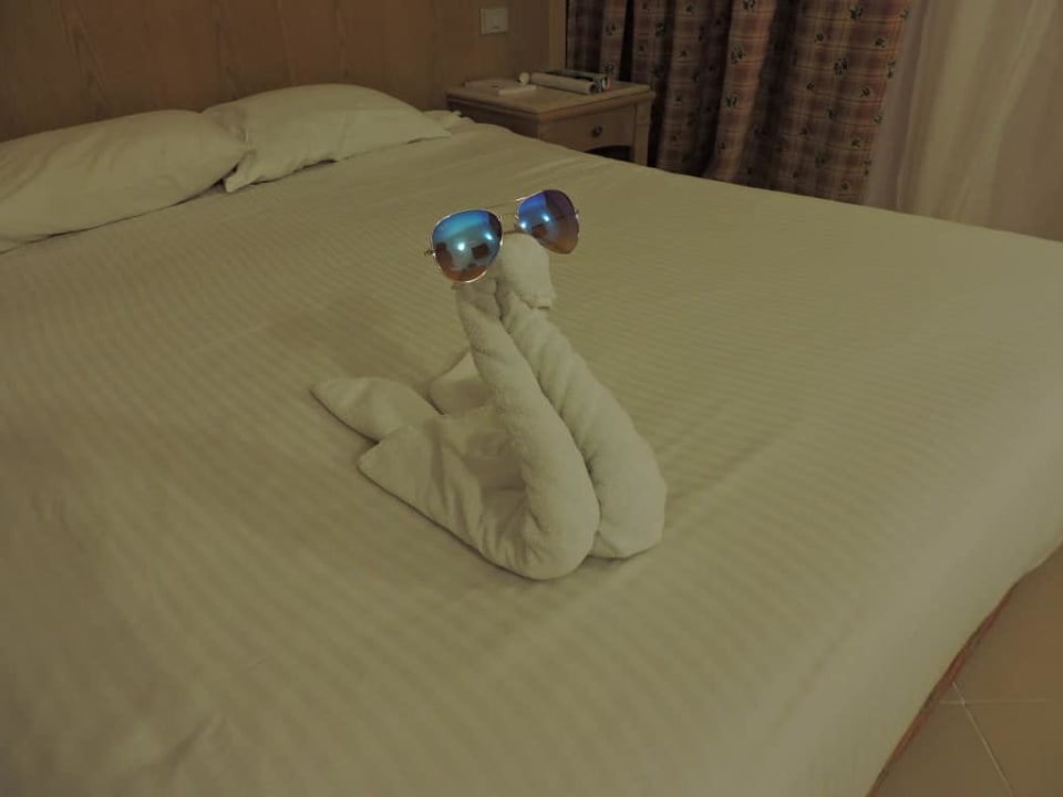 Łozko i łabedz od przemiłych zimmer-manów  Pickalbatros Alf Leila Wa Leila Resort - Neverland Hurghada