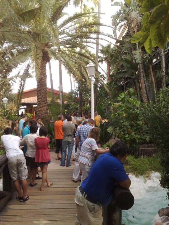 Die abendliche Schlange vor dem Speisesaal Hotel Parque Tropical