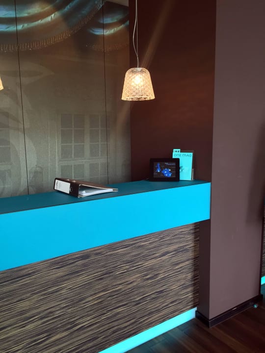 Teil der Rezeption Motel One Salzburg-Mirabell