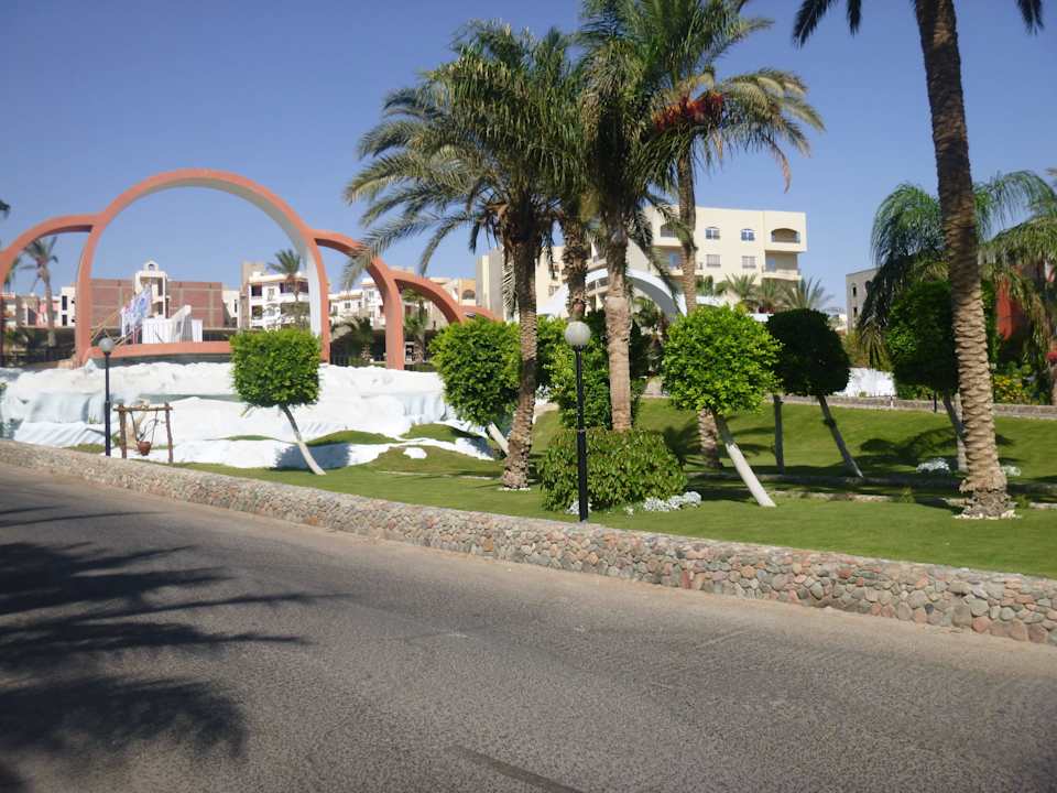 In Richtung "Haupttor" der Hotelanlage Arabia Azur Resort