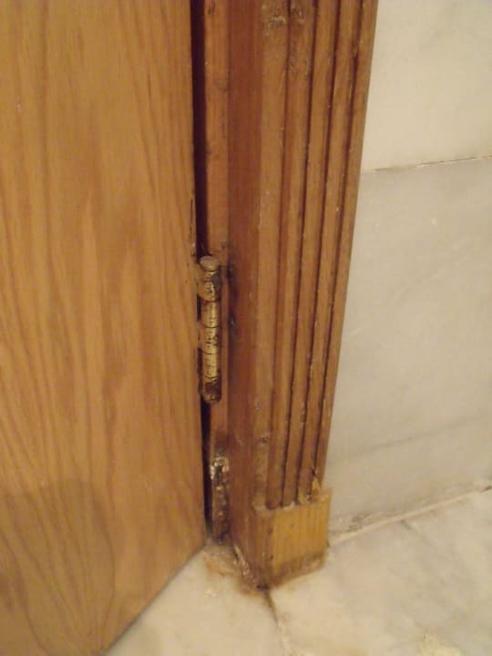 Verschimmelte Badtür Old Palace Resort Sahl Hasheesh