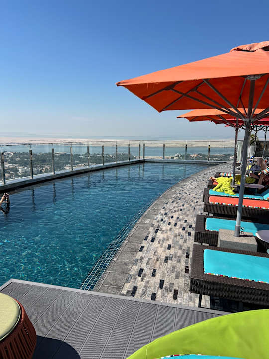 Pool Andaz Capital Gate Abu Dhabi - a concept by Hyatt
