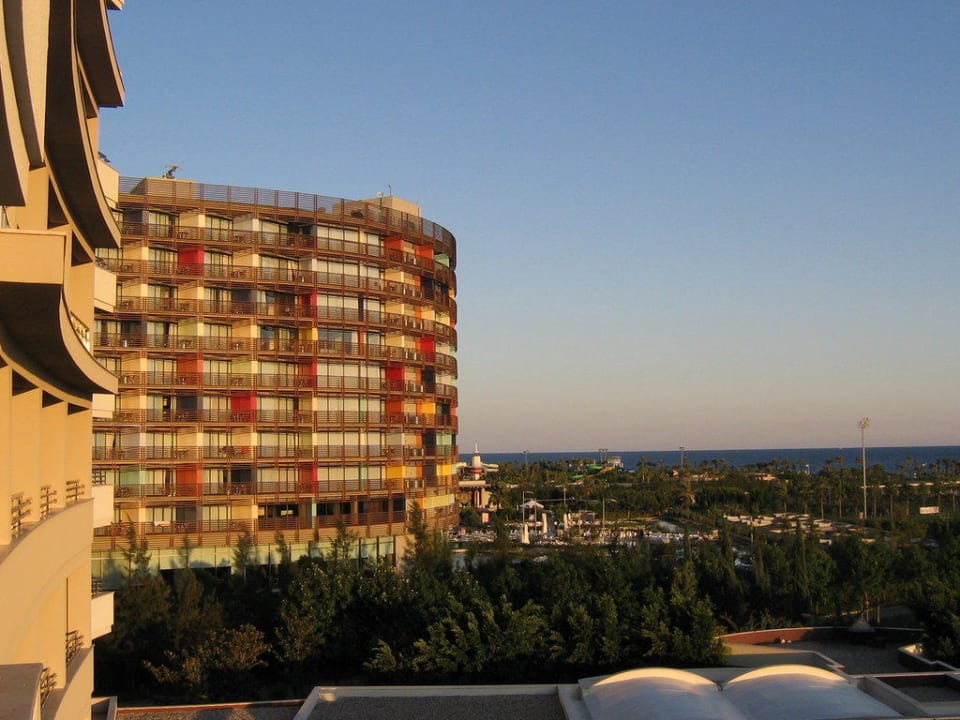 Ansicht vom Balkon an das Nachbarhotel Kervansaray Lara Barut Collection