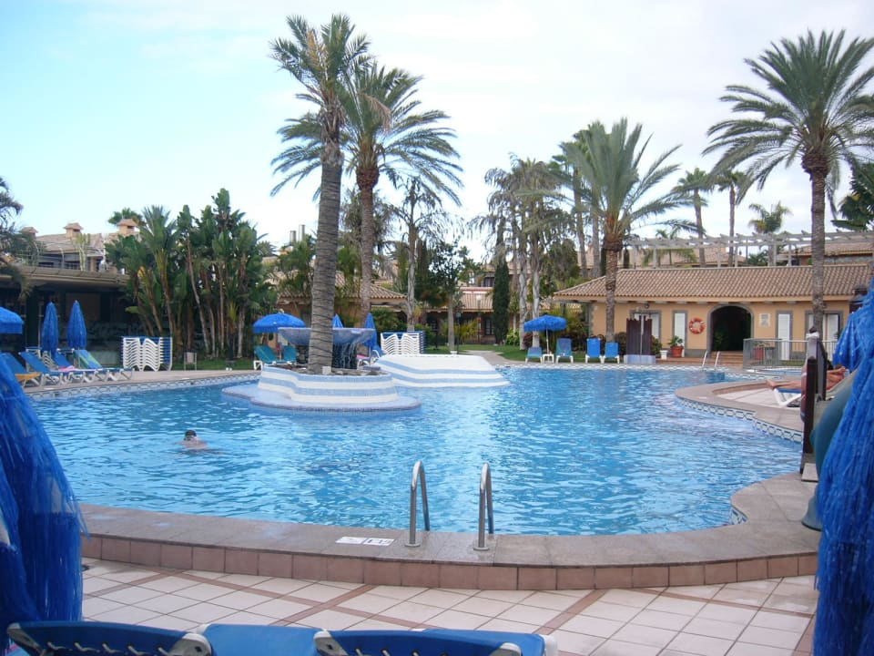 Hauptpool morgens Suites & Villas by Dunas