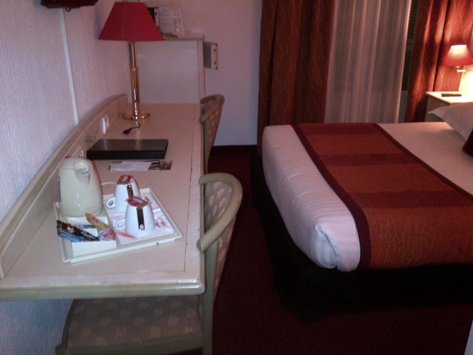 Schreibtisch, Bett Best Western Plus Hôtel Massena Nice