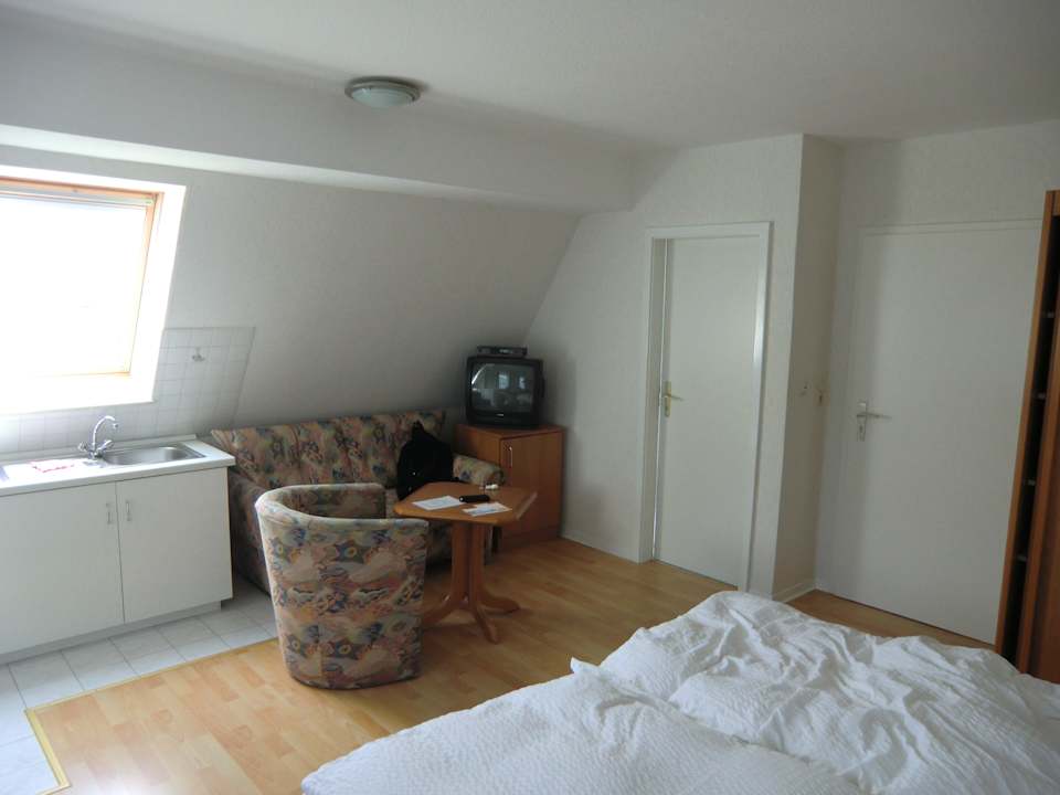 Zimmer - "Wohnecke" mit Fernseher Uta Gästehaus