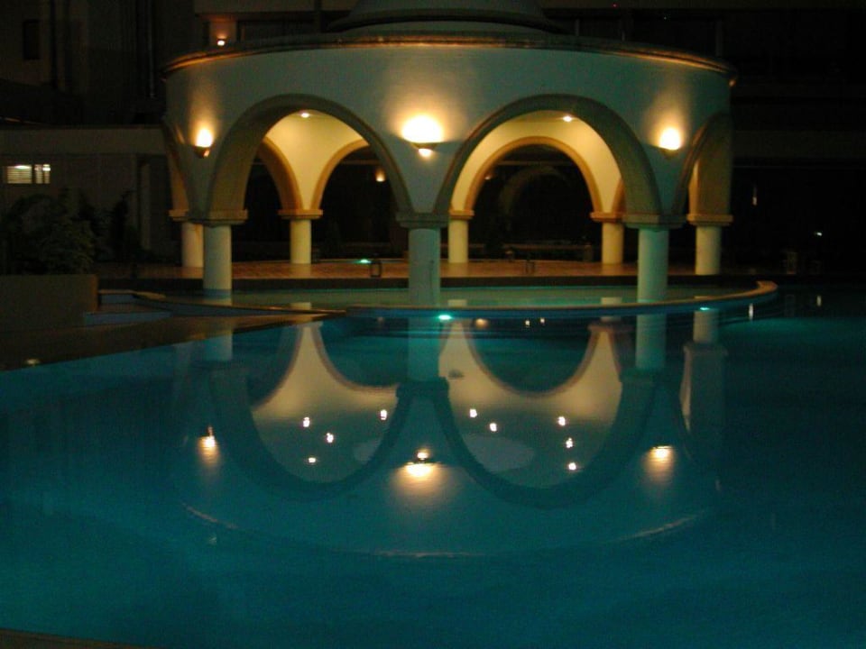 Pool bei Nacht The Ixian Grand & All Suites