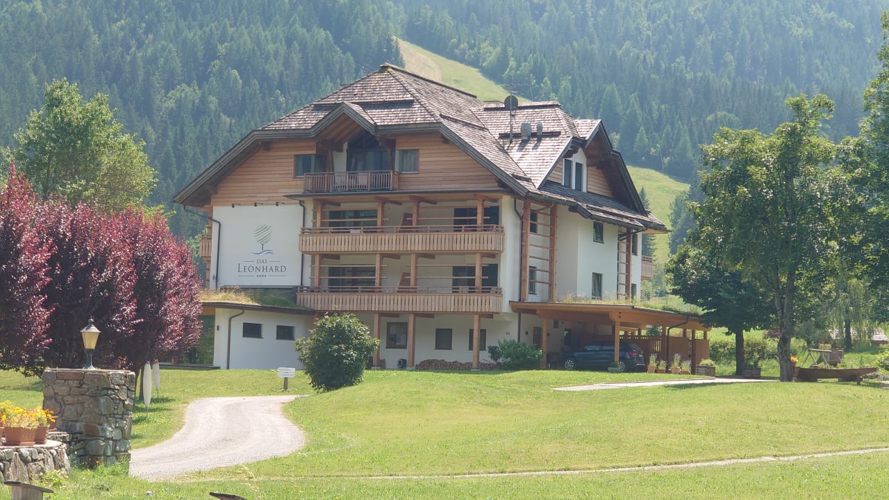 Außenansicht Hotel Das Leonhard - Naturparkhotel am Weissensee