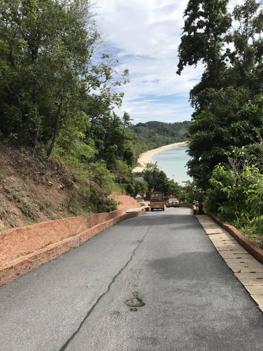 Steile Auffahrt zu den Unterkünften Santhiya Koh Yao Yai Resort & Spa