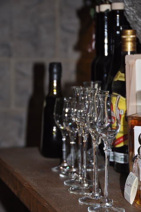 Schnaps in Hülle & Fülle Hotel Neue Post