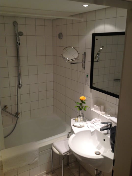 Bad: Entspricht max. 3,5 Sterne Standard ... Althoff Hotel Fürstenhof