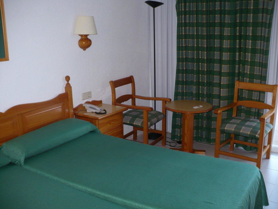 Familienzimmer mit 2 Stühlen Flipflop Cala Romantica