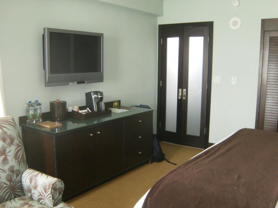 TV und Blick zum Bad The Palms Hotel & Spa