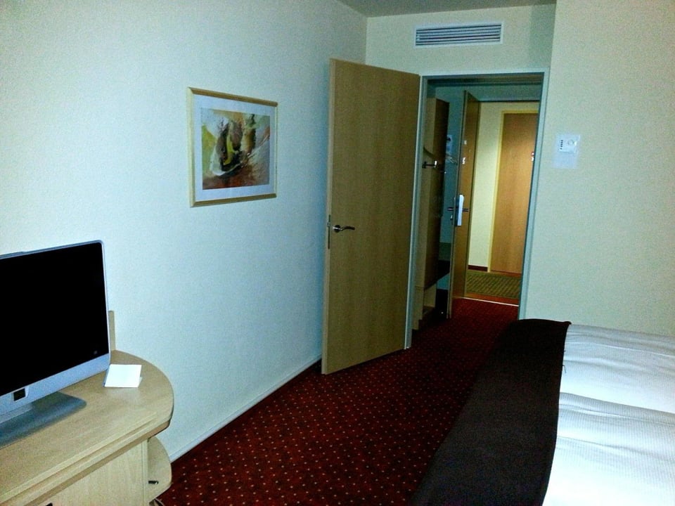Blick vom Ende des Zimmers zum Eingang Hotel NH Leipzig Messe