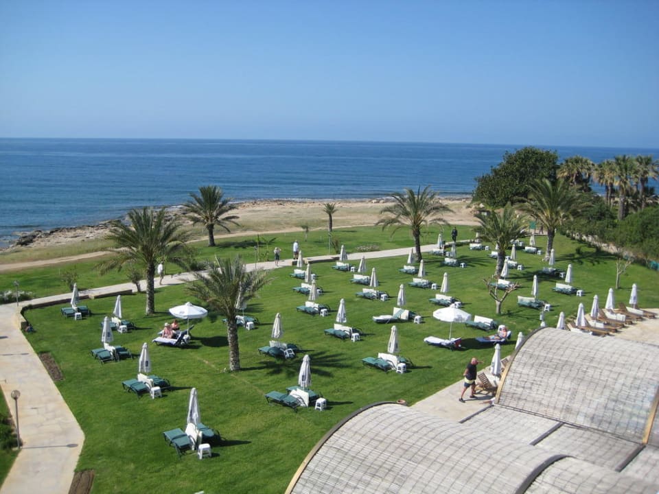 Reichlich Platz zum Sonnen Constantinou Bros Athena Royal Beach Hotel