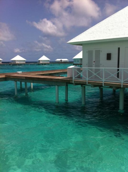 Sicht von der Terrasse in Richtung Steg Diamonds Thudufushi