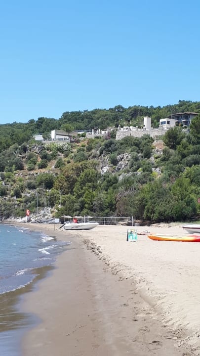 Blick vom Strand zum Hotel. Restaurantebene und Starlightbar TUI BLUE Seno - Adults Only
