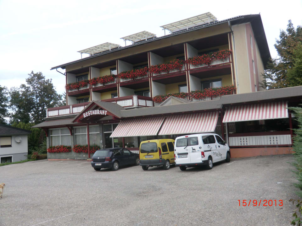 Haupteingang mit Terrasse Hotel Menüwirt