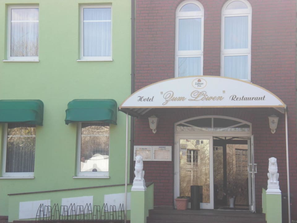 Eingang und Vorderansicht des Hotels Hotel zum Löwen