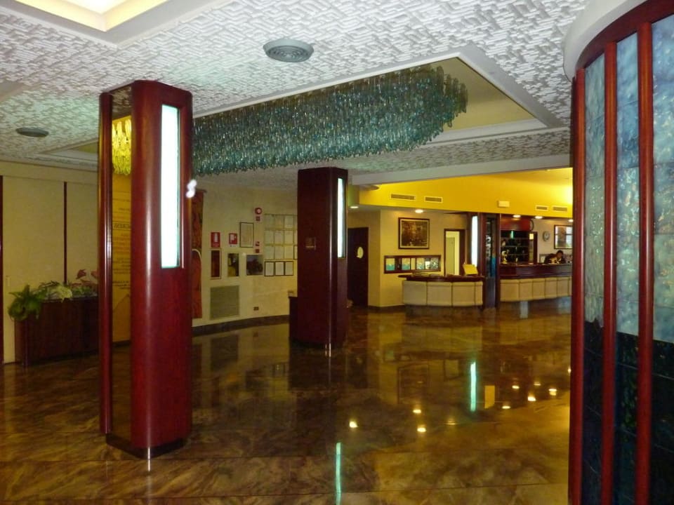 Blick durch die Lobby auf die Rezeption Hotel Caravel
