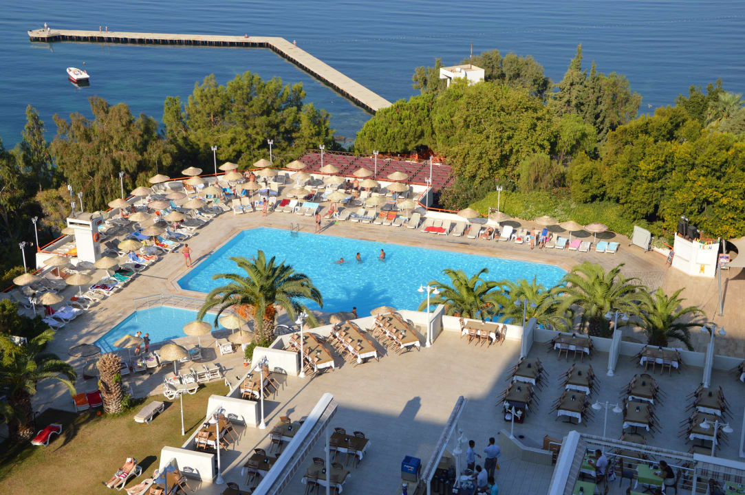 Widok na basen i morze Hotel Vista Hill