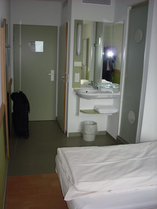 Blick zum Waschtisch ibis budget Berlin City Potsdamer Platz