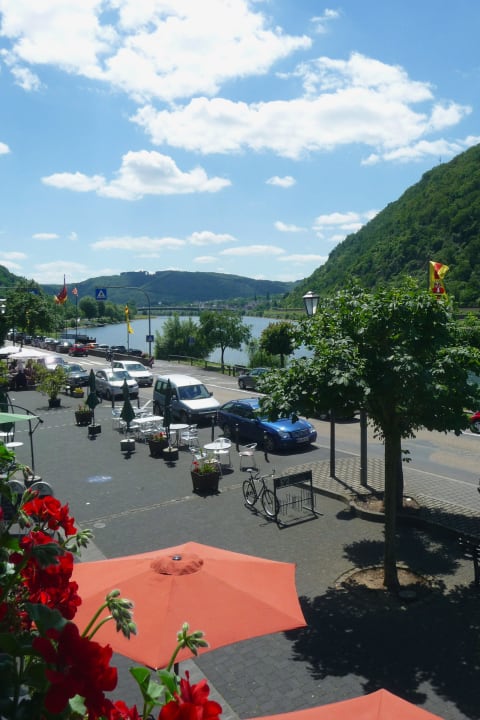 Blick vom Hotelzimmer auf Außenterrasse und Mosel Landhaus Müller