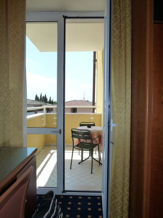 Balkon mit Tisch und 2 Stühlen Hotel Gardenia & Villa Charme