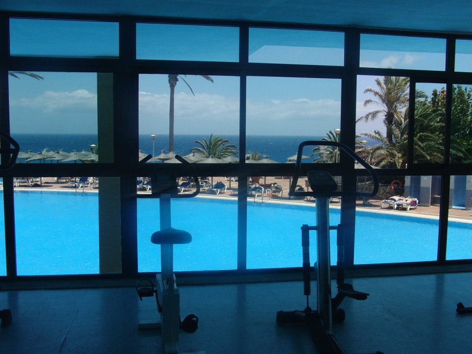 Blick vom Fitnessraum auf den Sportpool u. Meer SBH Club Paraiso Playa