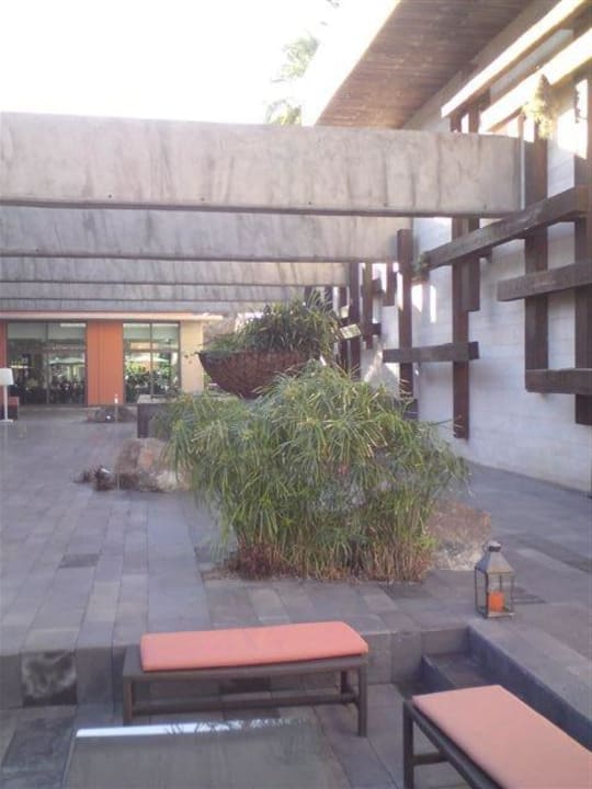 Außenbereich mit Sitzgelegenheiten Salobre Hotel Resort & Serenity