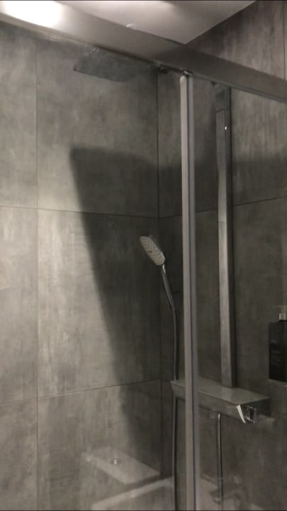 Super tolle Wasserfalldusche The Tudor Inn Hotel