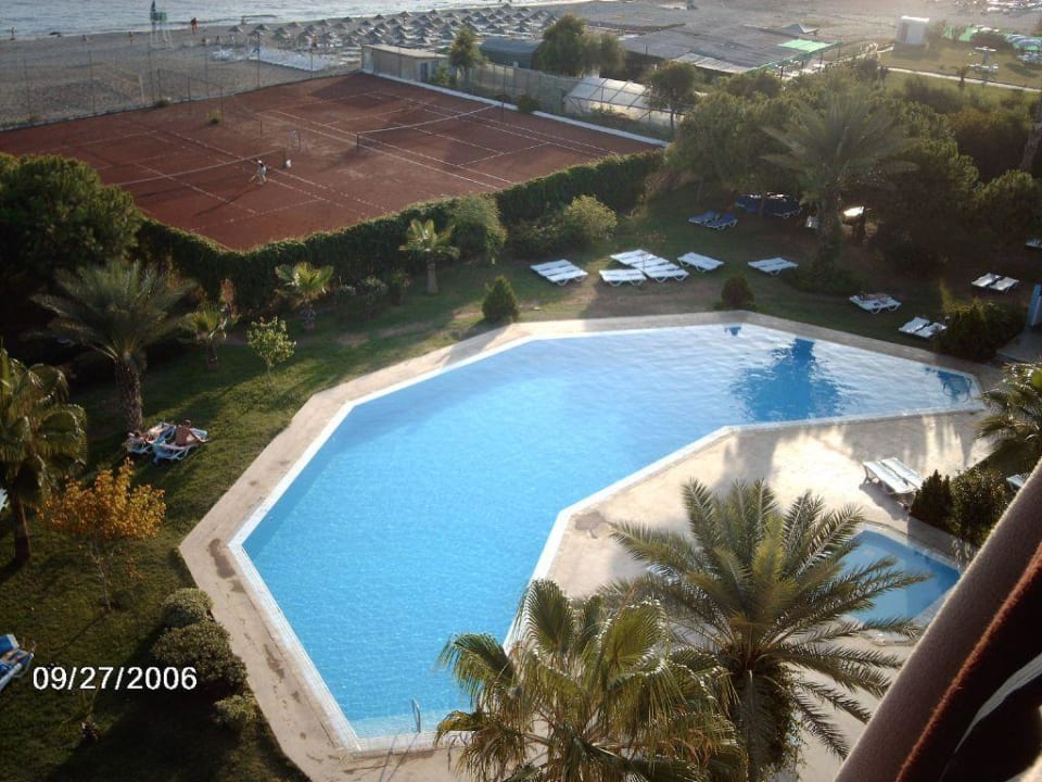 Pool am Hauptgebäude Club Turtas Beach Hotel