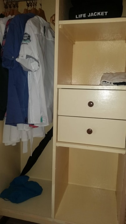 Kleiderschrank für 3 Personen zu klein Kuredu Island Resort & Spa