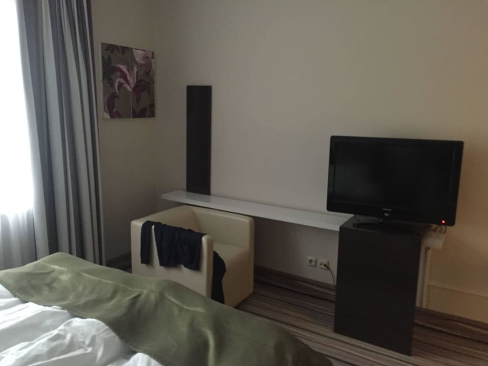 Blick übers Zimmer Mercure Hotel Wiesbaden City