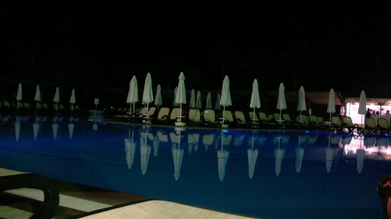 Pool bei Nacht Crystal Flora Beach Resort