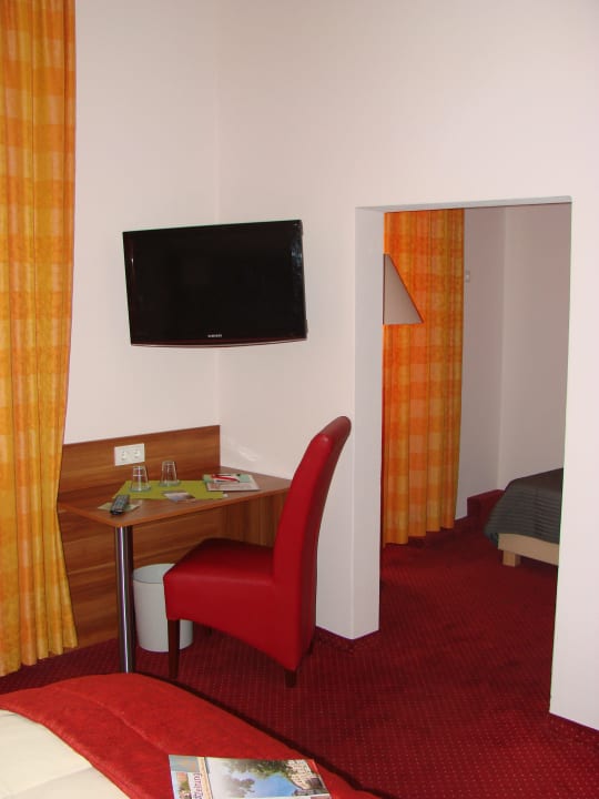 Schreibtisch, Stuhl, TV Hotel Weierich