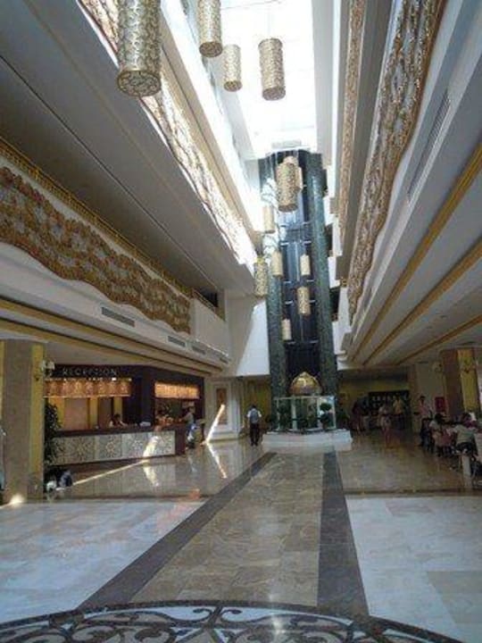 Rezeption und Teil der Lobby Crystal Tat Beach