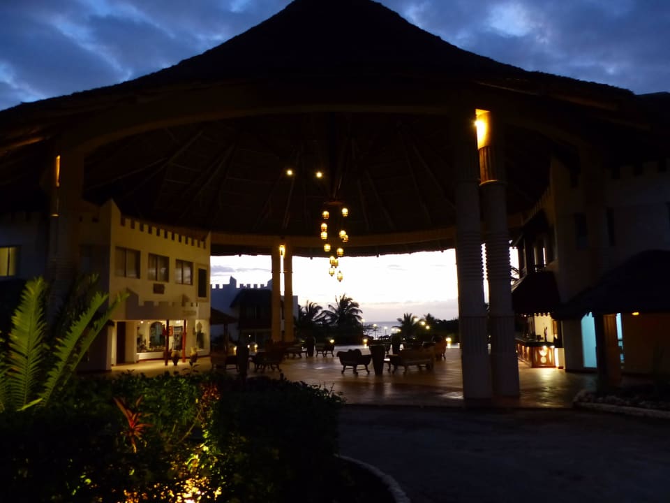Abendliche Stimmung in der Lobby Royal Zanzibar Beach Resort